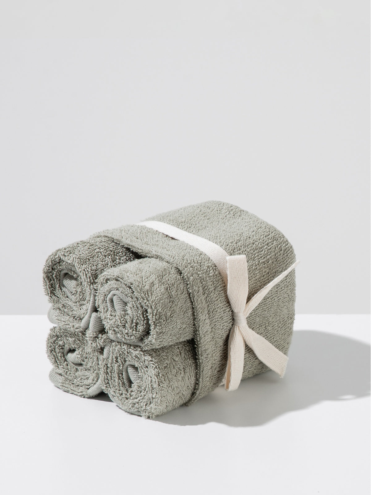 Cotton towel set in a basket – (4 pcs, 30 x 50 cm)-1